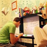テスト期間中にバイトをすることは難しいですが、テスト前に休みを取ることで勉強に集中できます。しかし、テスト休みを長く取りすぎるとバイト先に迷惑をかけてしまうことがあります。そこで、気軽にテスト休みが取れるバイトを見つける方法を知りたいと思っている方も多いのではないでしょうか？ 今回は、テスト休みが取りやすいバイトを探す方法を紹介します。例えば、イベントスタッフやアルバイト派遣会社に登録することで、短期間での勤務や休みの取りやすいバイトを見つけることができます。また、テスト期間前にバイト先に相談することも大切です。先方とのコミュニケーションをしっかりとり、互いに納得のいくスケジュールを組むことができれば、バイト先に迷惑をかけずにテスト休みを取ることができます。 テスト休みを取ることで勉強に集中できるだけでなく、バイト先に迷惑をかけることなく働くことができます。ぜひ、上記の方法を参考に、自分に合ったテスト休みが取りやすいバイトを見つけてみてください！ バイトをテスト休み！2週間は取りすぎ？ 最近、私はバイトをしているのですが、テスト休みを申請しました。私は勉強に集中するために2週間休暇を取ることに決めましたが、友達から「2週間は取りすぎじゃない？」と言われました。では、バイトをテスト休暇の期間中に取りすぎることができるのでしょうか？ 休息は重要 テスト休暇は非常に重要です。私たちは学校で学んだことを理解し、テストで成功するために必要な時間を確保する必要があります。多くの場合、バイトやその他の責任が私たちの勉強時間を奪ってしまいます。このため、テスト前にバイトを休むことは、私たちがテストの準備に時間をかけるために必要なリフレッシュメントを与えます。テスト休暇中にバイトを取ることは、私たちが勉強に集中するのを妨げる可能性があります。 期間は個人の状況による テスト休暇中にバイトを取るかどうかは、個人の状況によります。テスト前に十分な時間がある場合は、短いバイトや副業を取ることができます。しかし、一方で、テスト日が迫っており、勉強に集中する必要がある場合は、バイトを取らないことをお勧めします。個人の状況によっては、2週間の休暇が必要な場合があります。この期間は、テスト前に十分な時間を取ることができる場合があります。 バランスを取ることが重要 最後に、バイトを休むことは、テストのために時間を確保するために必要ですが、バイトを取りすぎることは、私たちの生活に影響を与えることがあります。バイトは私たちがお金を稼ぐためにやるものですが、学業は私たちの未来のために非常に重要です。バイトと学業のバランスを取ることが重要です。バイトの休暇を取ることは、私たちがバランスを取るために必要ですが、過剰に取ることは、私たちの生活に影響を与えることがあります。 バイトをテスト休み！「2週間は取りすぎだ」と言う人の意見 学生や社会人の多くが、バイト先でテスト休みを取ることがあります。しかし、テスト休みの期間はどの程度が適切なのでしょうか？中には「2週間は取りすぎだ」という意見もあります。この記事では、そのような意見を持つ人たちの考えを紹介します。 1. 仕事が積み重なる 「2週間も休むと、仕事が溜まって大変だ」という人がいます。特に、忙しい時期に2週間も抜けると、他のスタッフがその分の負担を抱えることになります。そのため、短い期間で済ませるか、仕事を残していくようにするなど、対策が必要となります。 しかし、休暇を取ることで、自分自身がリフレッシュし、仕事に取り組むモチベーションが向上することもあります。また、休暇前にしっかりと仕事を引き継いでおけば、他のスタッフがその負担を軽減できることもあります。バイト先でのコミュニケーションを大切にし、休暇前に周りと相談しながら適切な期間を決めることが大切です。 2. 経済的な負担 「2週間も休むと、給料が半分になるのはつらい」という人もいます。バイト先によっては、長期休暇を取る場合は給料が減額されることがあります。そのため、2週間の休みを取ることができるかどうか、経済的な観点からも考慮する必要があります。 しかし、休暇を取ることで、ストレスや疲れが解消され、仕事に取り組む力が回復することもあります。また、休暇前にしっかりと貯金をしておけば、給料が減額されても経済的な負担を軽減できることもあります。バイト先での給与体系や福利厚生をしっかりと確認し、自分自身の経済状況を把握した上で適切な期間を決めることが大切です。 3. 習慣が変わる 「2週間も休むと、仕事に慣れていなくなってしまう」という人もいます。長期休暇を取ると、仕事のやり方やルーティンが変わってしまうことがあります。そのため、休暇明けに戻るのが難しくなることもあります。また、習慣が変わってしまうと、仕事に対するモチベーションが落ちてしまうこともあります。 しかし、休暇を取ることで、新しいことに挑戦する時間や余裕が生まれることもあります。また、休暇中に自分自身のスキルアップや自己啓発に取り組むことで、仕事に取り組むモチベーションが向上することもあります。バイト先での研修や教育制度を積極的に利用し、休暇中に自分自身を成長させることが大切です。 「2週間は取りすぎだ」と言われても、バイトよりテストを優先しよう 学生にとっては、大学で勉強するだけでなく、アルバイトをして収入を得ることが重要です。しかし、勉強とアルバイトのバランスをとることは、非常に難しいことです。さらに、テスト前にアルバイトを休むことは、多くの人々にとって問題を引き起こす可能性があります。この記事では、「2週間のバイト休みは取りすぎだ」と言われても、バイトよりテストを優先する理由3つについて説明します。 勉強を仕事より優先すること アルバイトをしている学生は、多くの場合、勉強時間を減らしてしまいます。しかし、学業成績は、将来の就職活動にも影響を与えるため、優秀な成績を維持することは非常に重要です。テスト前にアルバイトを休むことで、学生は十分な勉強時間を確保することができます。優秀な成績を維持することは、将来の就職活動において、非常に重要な要素となります。 健康と福祉を優先すること アルバイトを休むことで、学生は自分自身の健康と福祉を優先することができます。アルバイトを続けることで、疲れがたまり、ストレスがたまることがあります。テスト前に休暇を取ることで、学生は自分自身をリフレッシュさせ、テストに向けて準備することができます。 将来の機会を得るために 優秀な成績を維持することは、将来の就職活動において非常に重要です。また、将来的に大学院に進学する場合、優秀な成績は入学において大きなアドバンテージとなります。アルバイト休暇を取ることで、学生は将来の機会を得るために、自分自身のキャリアにおいて大きな利益を得ることができます。 気軽にテスト休みできるバイトを見つける方法 大学生や高校生など学生の方々は、学校のテスト期間中にバイトをするのが難しいと感じることがあるかもしれません。しかし、そんな時でも気軽に休みが取れるバイトがあることをご存知でしょうか。今回は、気軽にテスト休みが取れるバイトを見つける方法について紹介します。 マッハバイト マッハバイトは、アルバイトやパートの求人情報を掲載している求人サイトの一つです。マッハバイトには、短期間のバイトや日払いのバイトなど、様々なタイプのバイトが掲載されています。また、学校のテスト期間中に休暇が取りやすいバイトも多数あります。例えば、イベントスタッフやキャンペーンスタッフ、モデルなどです。マッハバイトでは、自分の都合に合わせてバイトを選ぶことができるため、学業と両立しながらバイトをすることができます。 バイトル バイトルは、企業が出しているアルバイト求人情報を掲載しているサイトです。バイトルには、短期間のバイトや日払いのバイトも多数あります。また、学生に人気のある飲食店のアルバイトも掲載されています。学校のテスト期間中に休暇が取りやすいバイトとしては、テレアポやデータ入力のバイトがあります。これらのバイトは、自宅でできる場合が多く、学校のテスト期間中でもバイトを続けることができます。 タイミー タイミーは、スマートフォンアプリでアルバイト情報を探すことができるサービスです。タイミーには、学校のテスト期間中に休暇が取りやすいバイトが多数あります。例えば、軽作業やイベントスタッフ、配達員などです。また、タイミーは自己申告制度を採用しており、自分が働ける時間を事前に申告することができます。そのため、学校のテスト期間中でも自分の都合に合わせてバイトをすることができます。